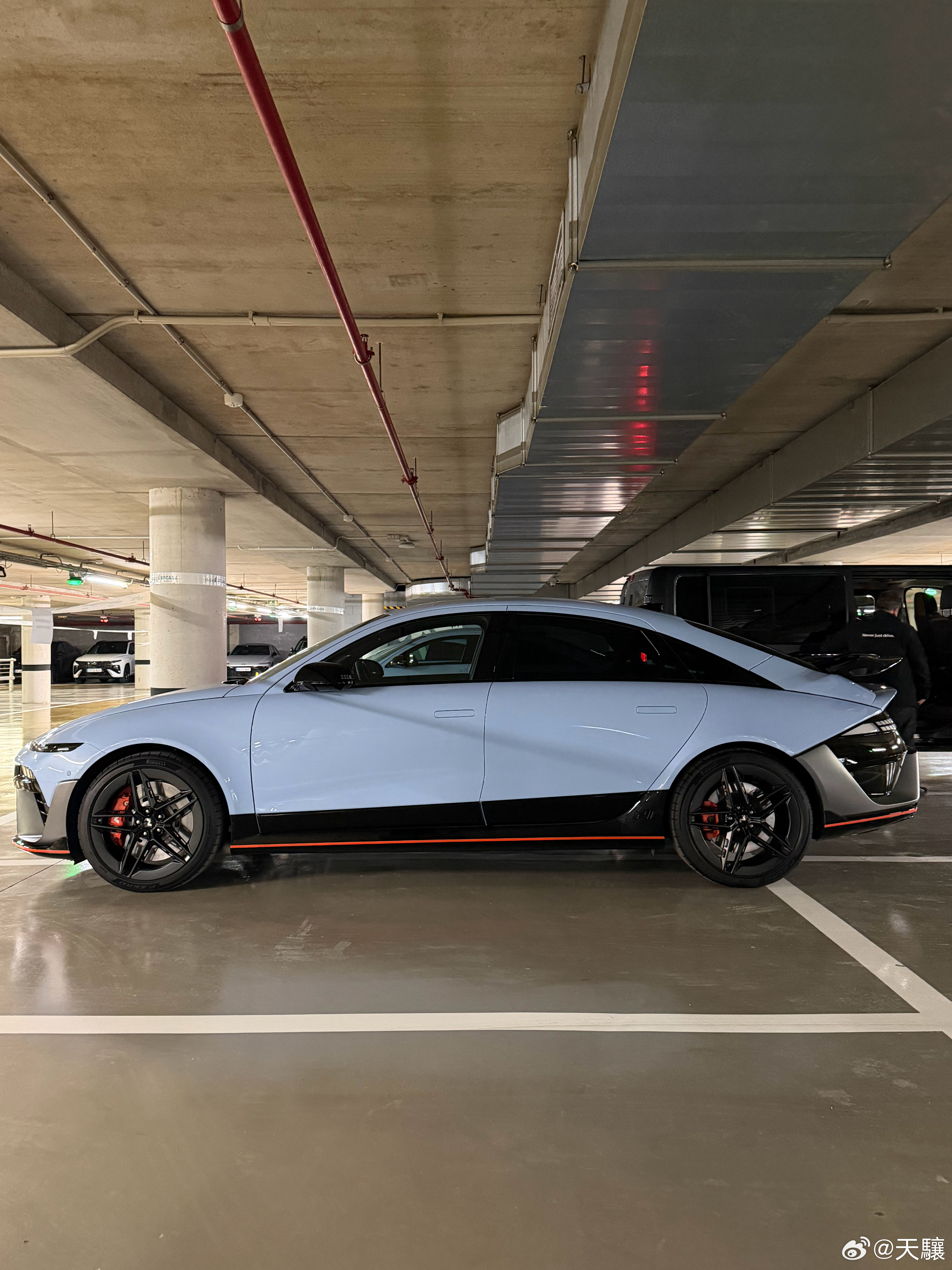 误打误撞碰见Ioniq 6N在巴塞搞试驾一出电梯看着一排蓝色韩国车也太可怕了 