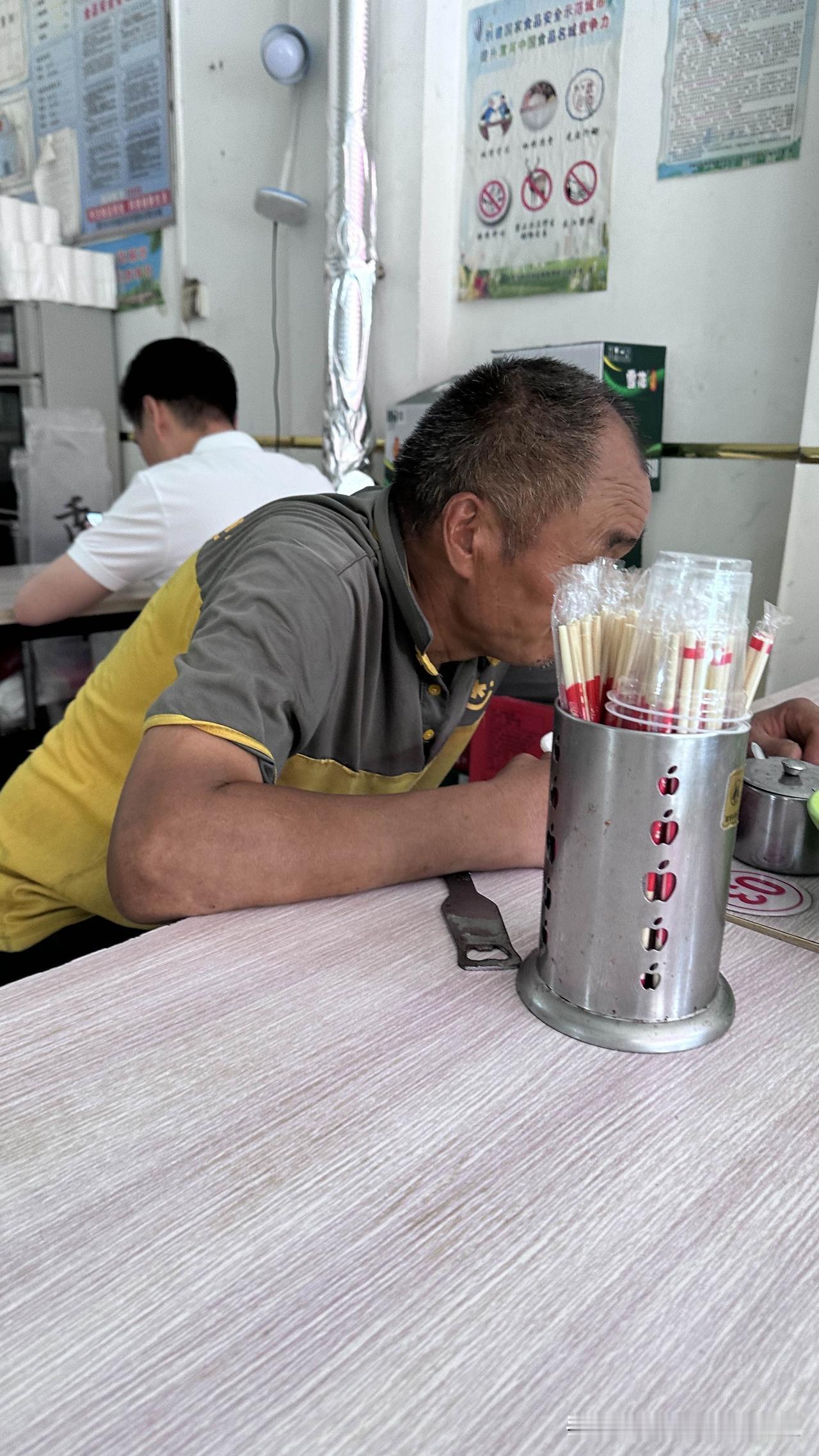 【38度的酷暑高温天气，装卸工干完活去吃饭是什么样子？你知道吗？】7月9日13: