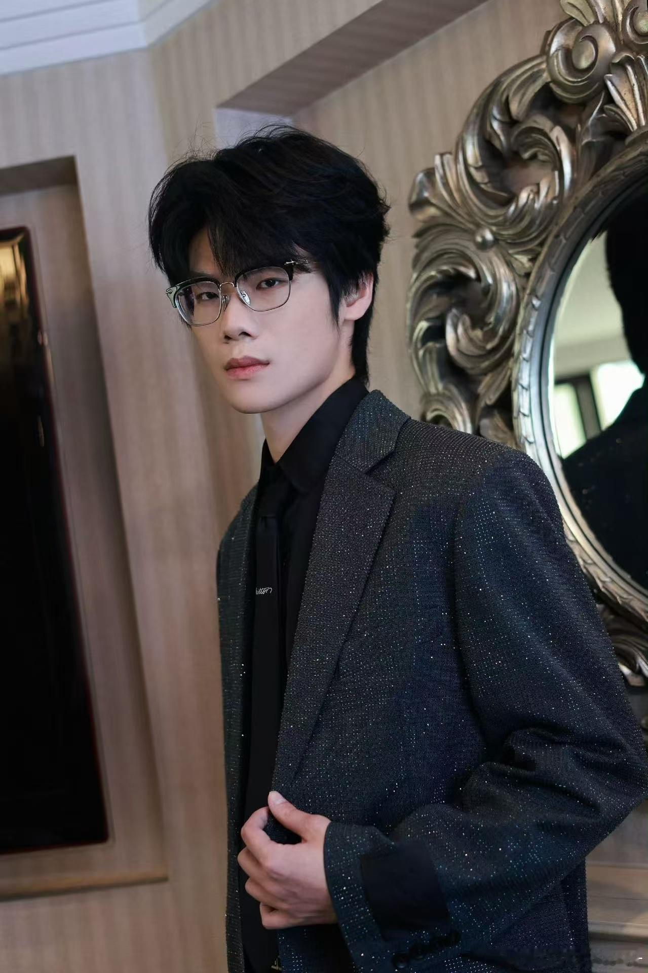 一身闪钻西装搭配精致细节，33这波daddy感直接拉满，气场全开的魅力谁能抵挡！