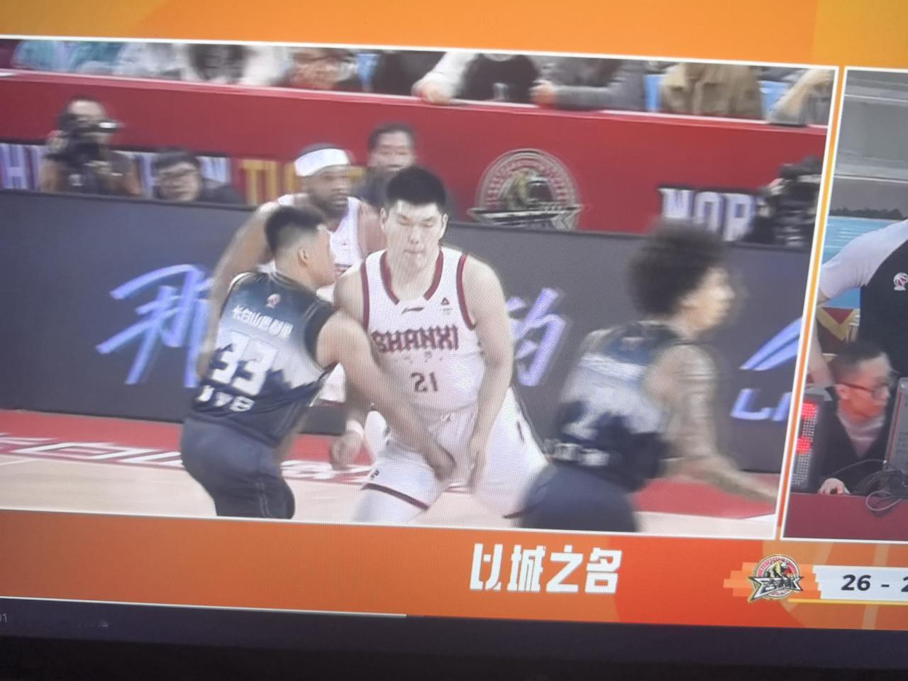 篮协对曾凡日的处罚结果出来了！
曾凡日对刘传兴的危险击打敏感部位动作惩罚结果出来