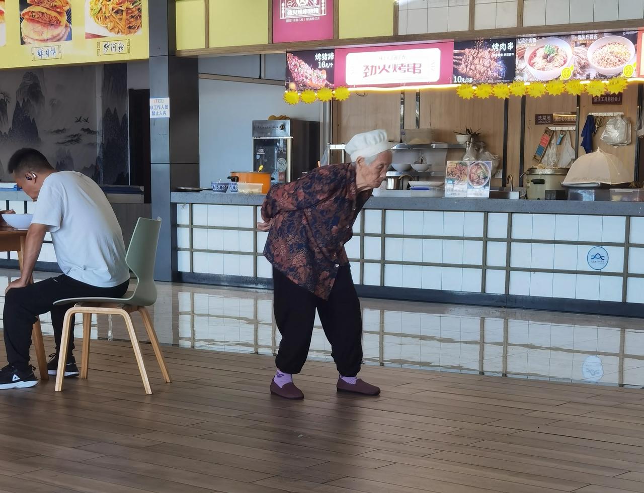 今天，我在一个服务区看到：一位八十多岁的老母亲，佝偻着身体，步履蹒跚地跟在她儿子