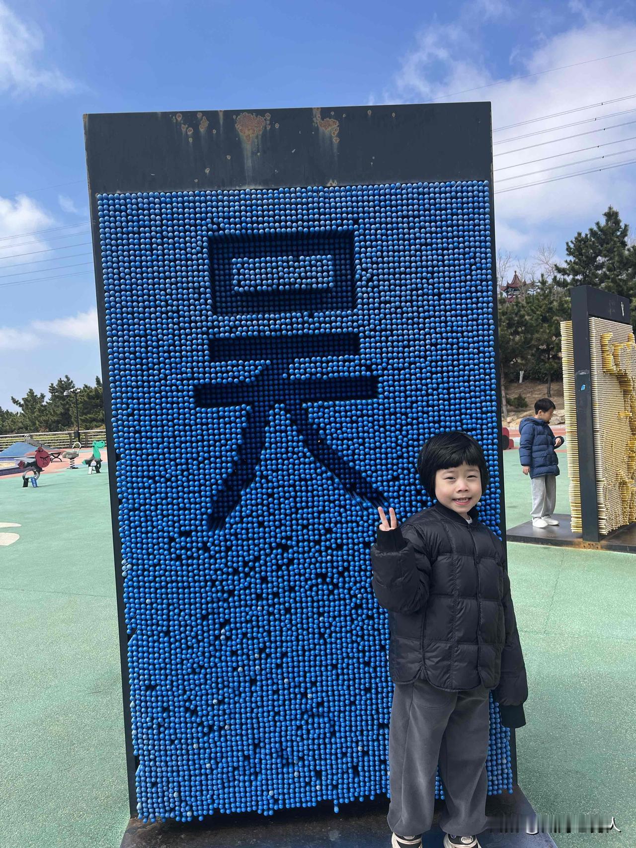 女儿：爸爸，民族是什么意思啊？
爸爸：在远古时期，一群人长期在一起生活，形成他们