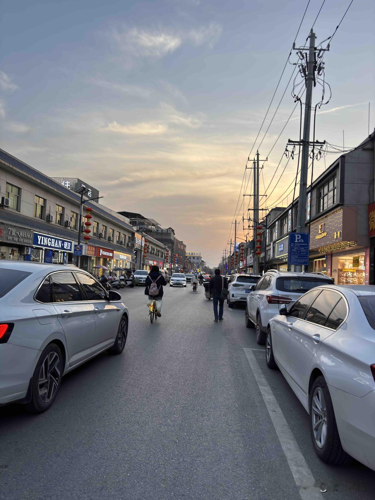 西安朱宏路杨善村，这里街头晚上挺热闹的，这里居住的，大部分都是农民工，主要是图房