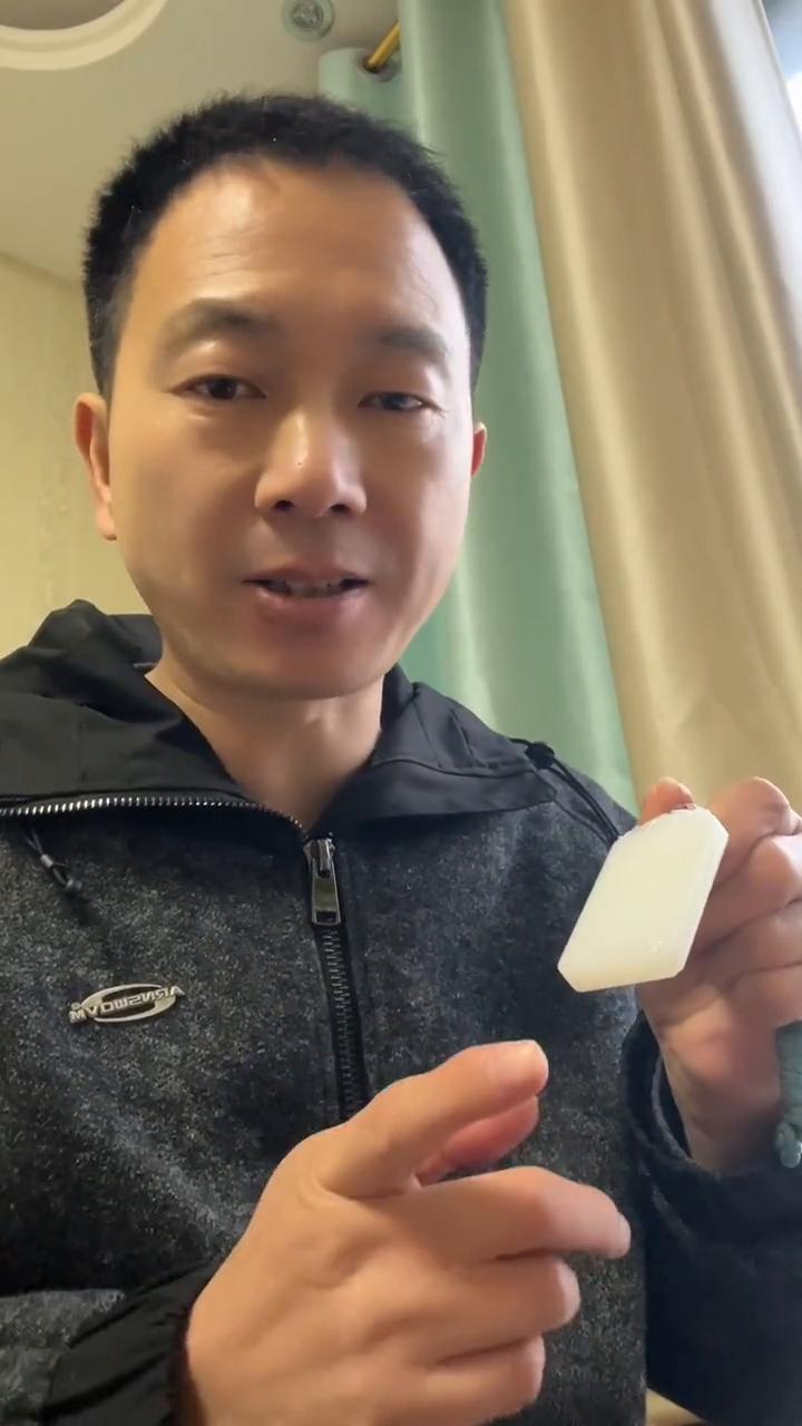 上海玉友十五万的羊脂玉牌子如今才回流二万多。
一块好的玉牌真的是百看不厌，人见人