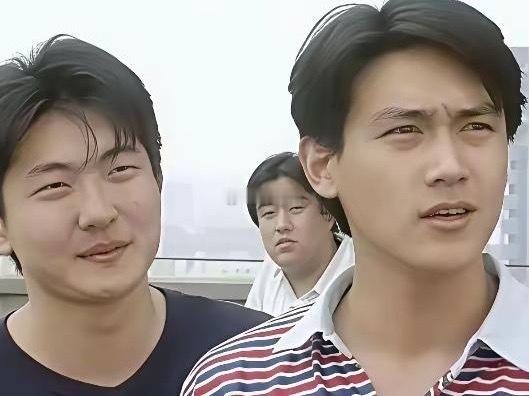 陆毅身边的眯眯眼男人是郭京飞？压根没认出来。 