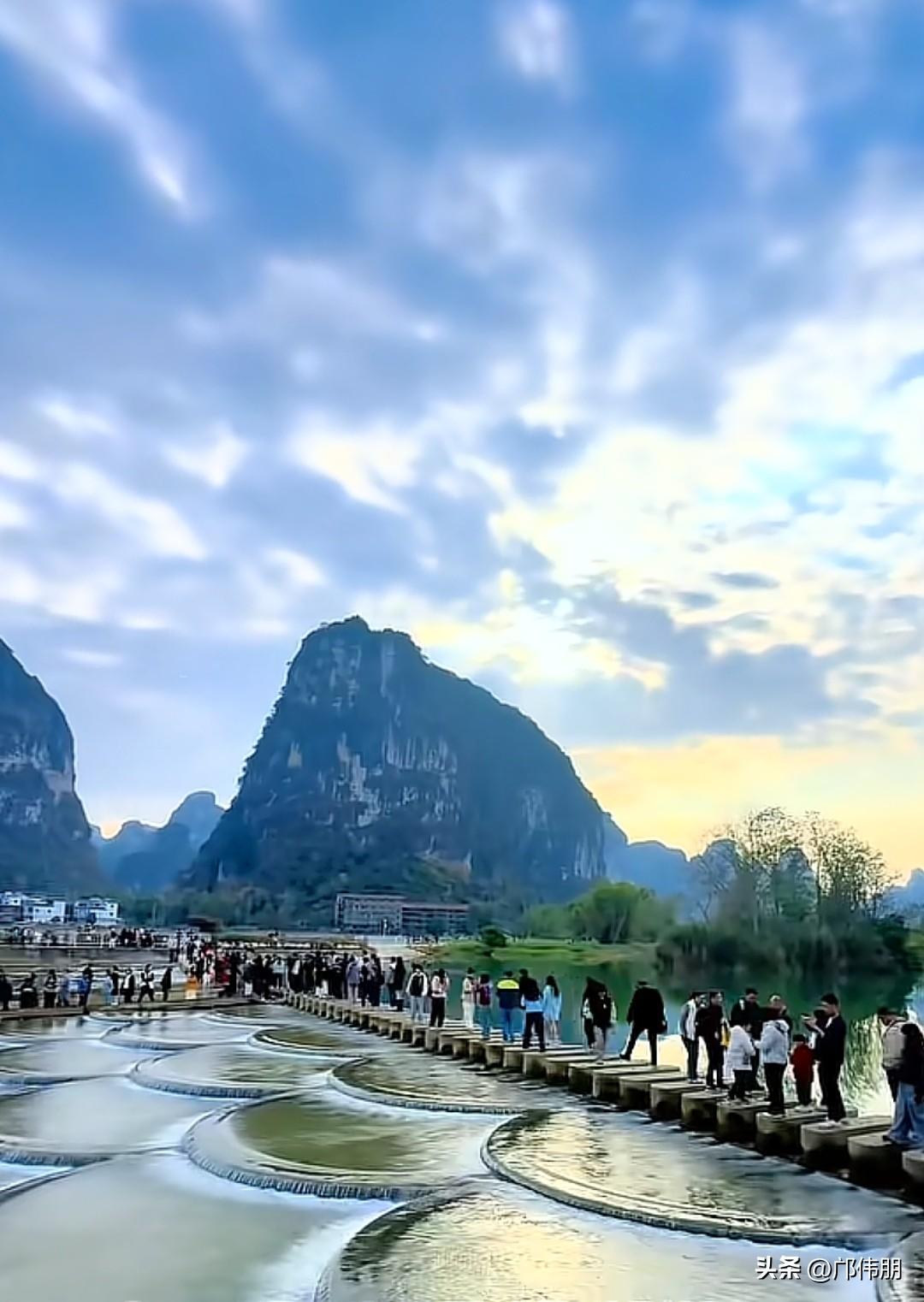 七律·相望青云端
松风扫径月凭栏，
极目层霄意渺漫。
鹤影横空星作伴，
云涛卷岫