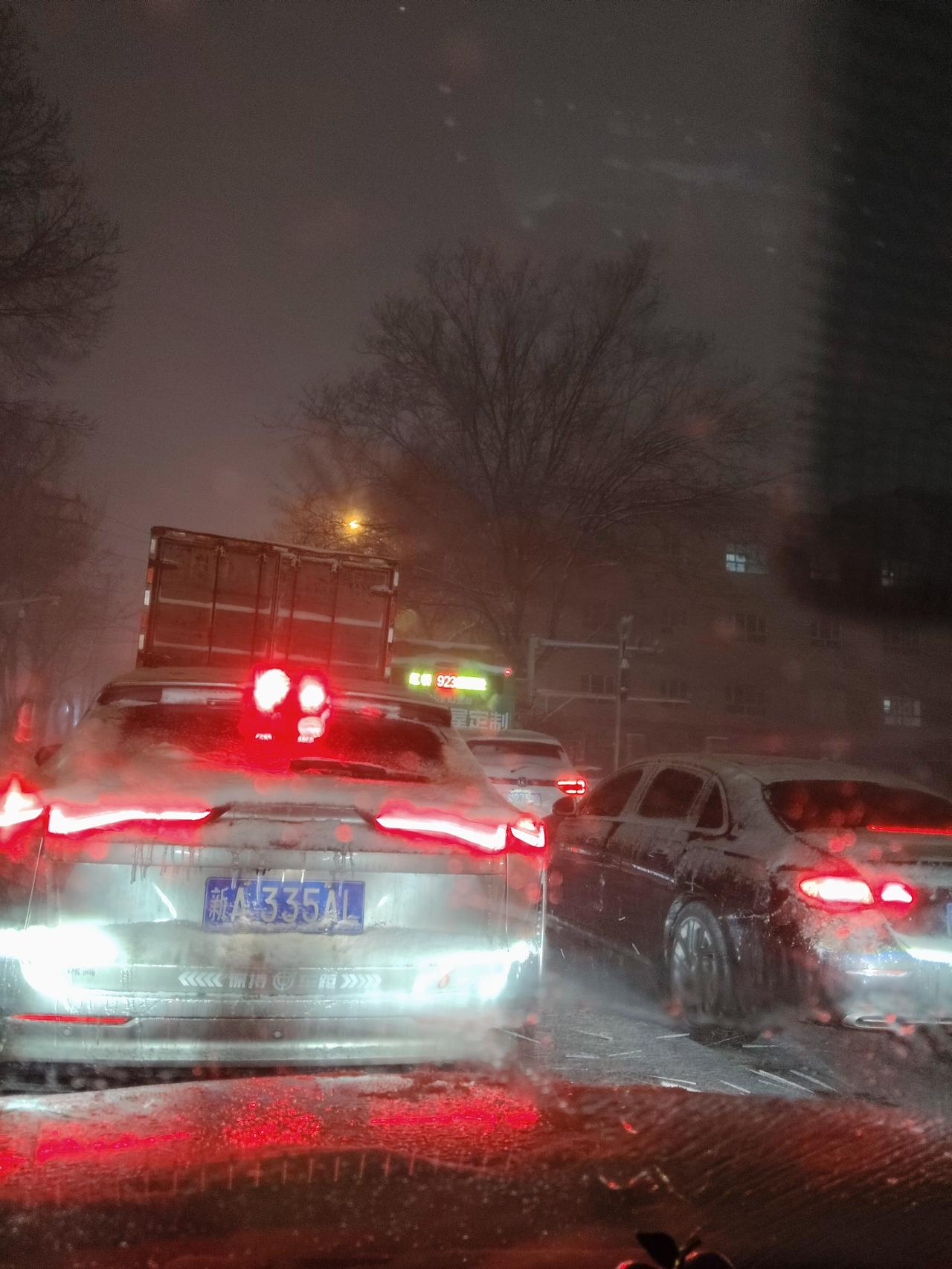 乌鲁木齐暴雪堵哭了！从珠江路到水泥厂，1小时10分才到八面粉厂
 
乌鲁木齐今天