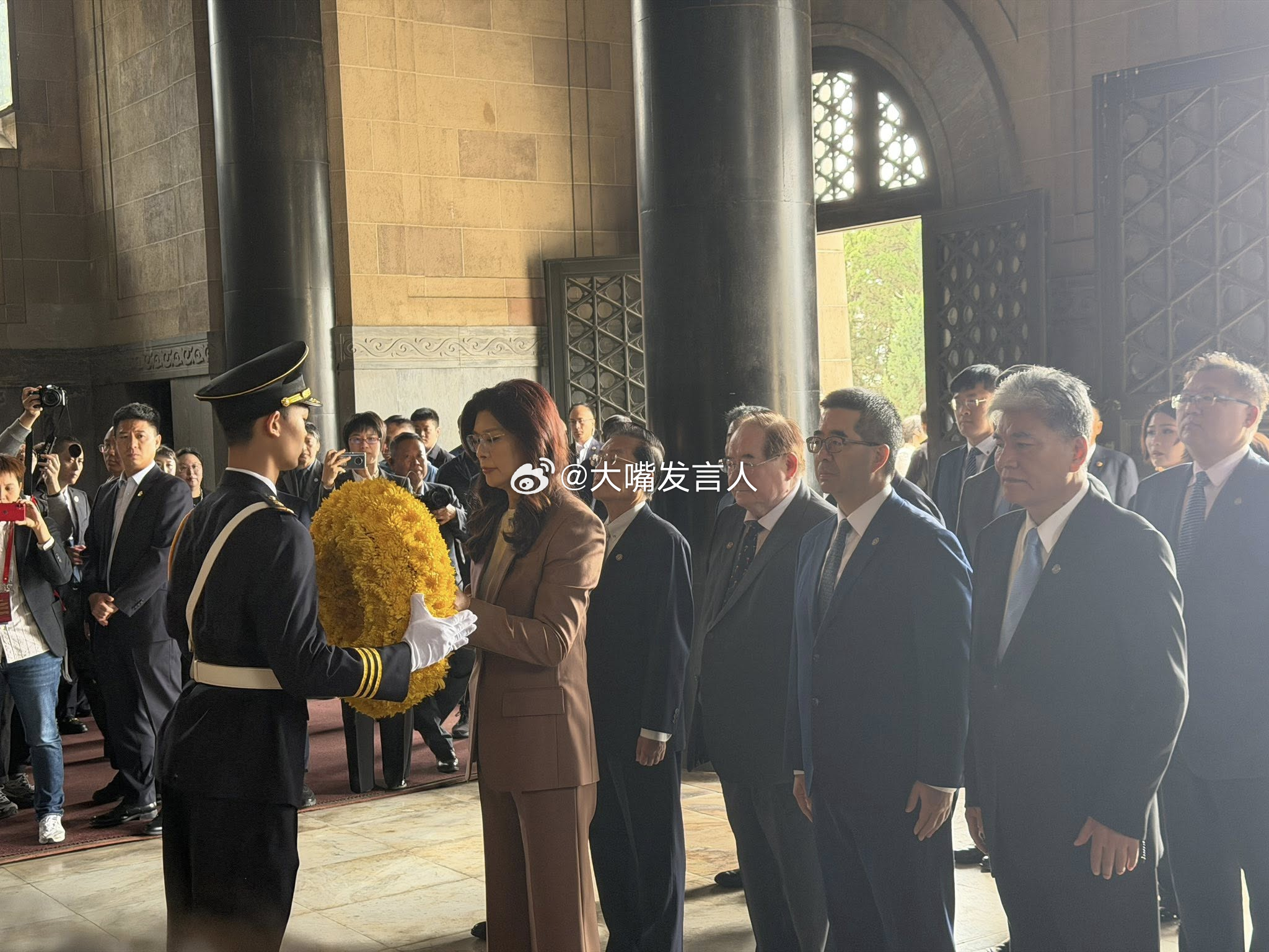 转发新华社：郑丽文率中国国民党访问团拜谒中山陵    转发今日海峡图片(图3起)