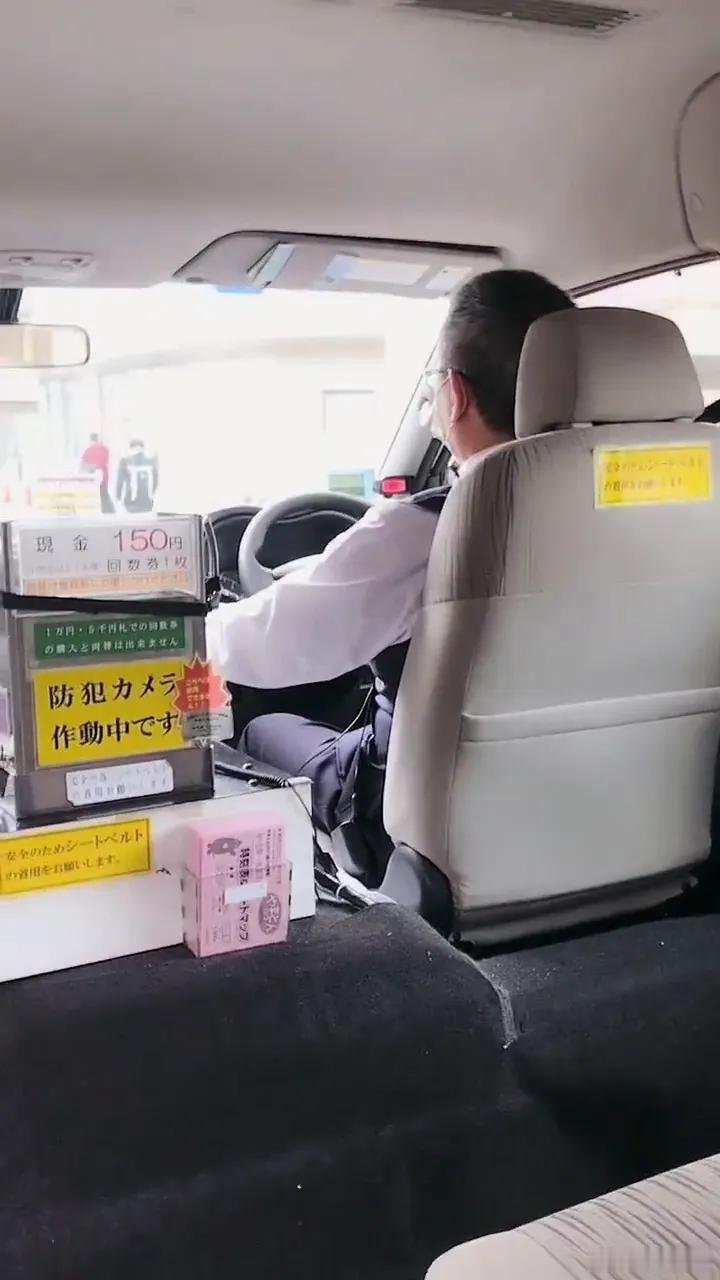 不懂就问，这出租车上写的啥？[并不简单] 