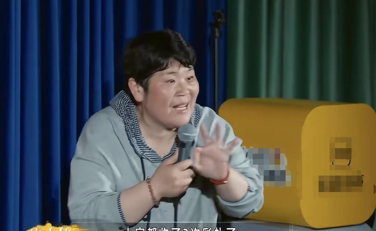 房主任在台上拿女儿当段子，大女儿30多岁没对象，彩礼退过三次，考公六年还没上岸，