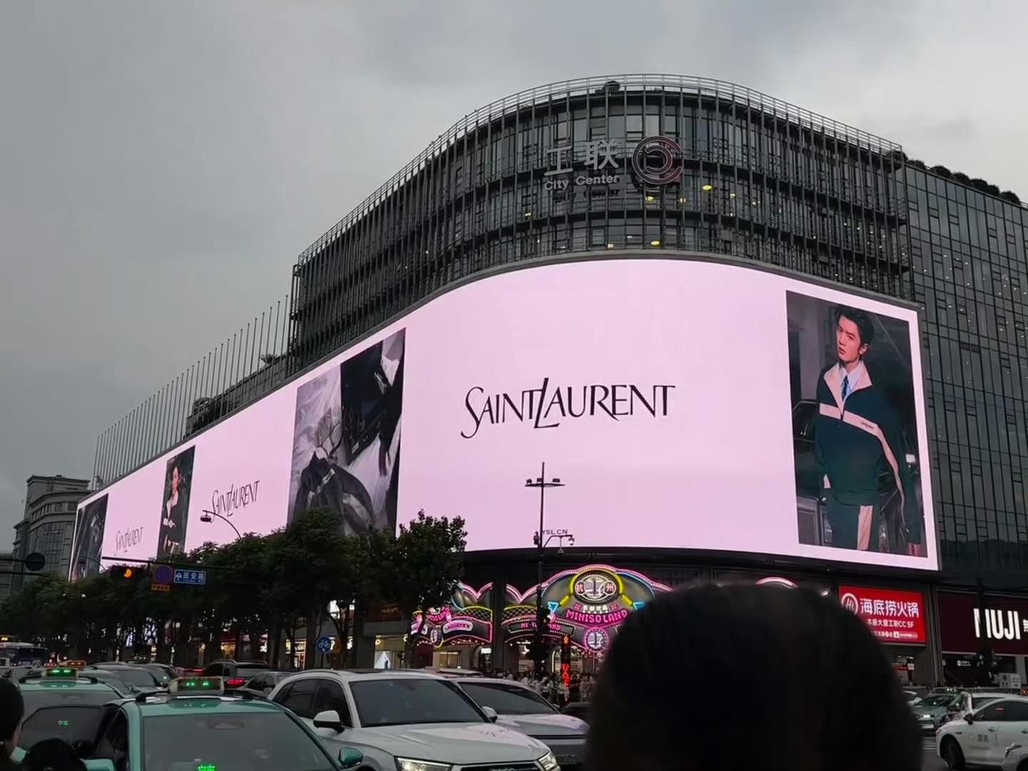 YSL给陈哲远安排的巨屏地广，排面相当可以 