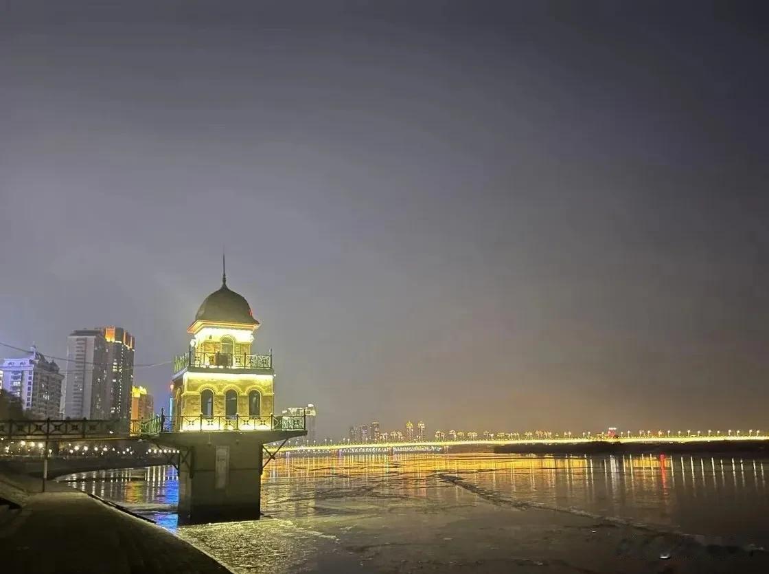 松花江封江了吗？看这样的架势应该是快了，随着明天降温开始，也许封江也就是一夜间的