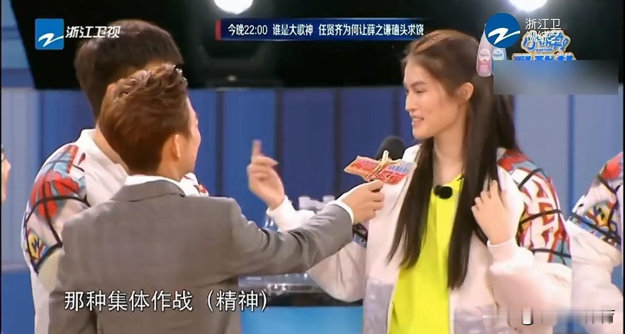 名模何穗曾与中国女排参加何炅主持的某档节目，她看到中国女排队长惠若琪扣球砸开1.
