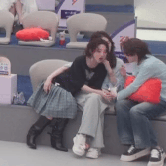 黏乎乎的李唐王朝李小冉唐艺昕王濛感情浓度好高唐艺昕趴在李小冉腿上