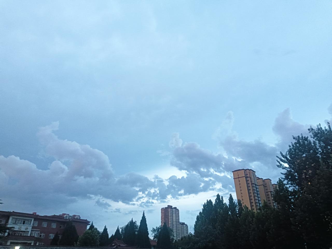 国际庄天空的云-真美，傍睌的气温真舒适！！！