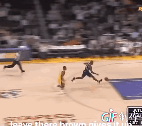 这个球吹防守犯规，裁判真的太……
香农布朗身高193厘米，
韦斯特196厘米。