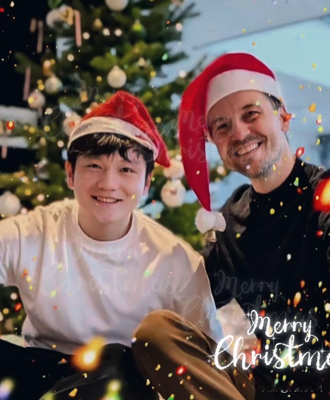 看到樊振东更新的这条动态，
心里真的的。

照片里俩人戴着红通通的圣诞帽，东哥笑