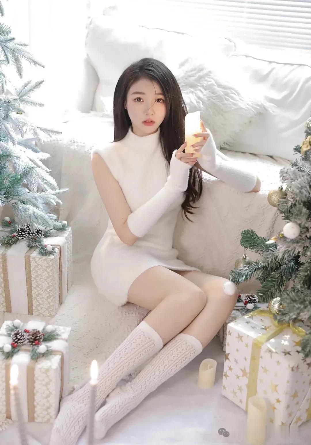 冬日暖阳下，白衣少女与圣诞树共度美好时光🎄✨

慕欲美少女 写真美女集 一组美