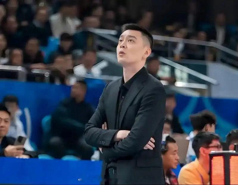杨鸣作为解说嘉宾在赛后采访中鼓励赵继伟：向前看不要在乎外界舆论压力，三天后拿下台