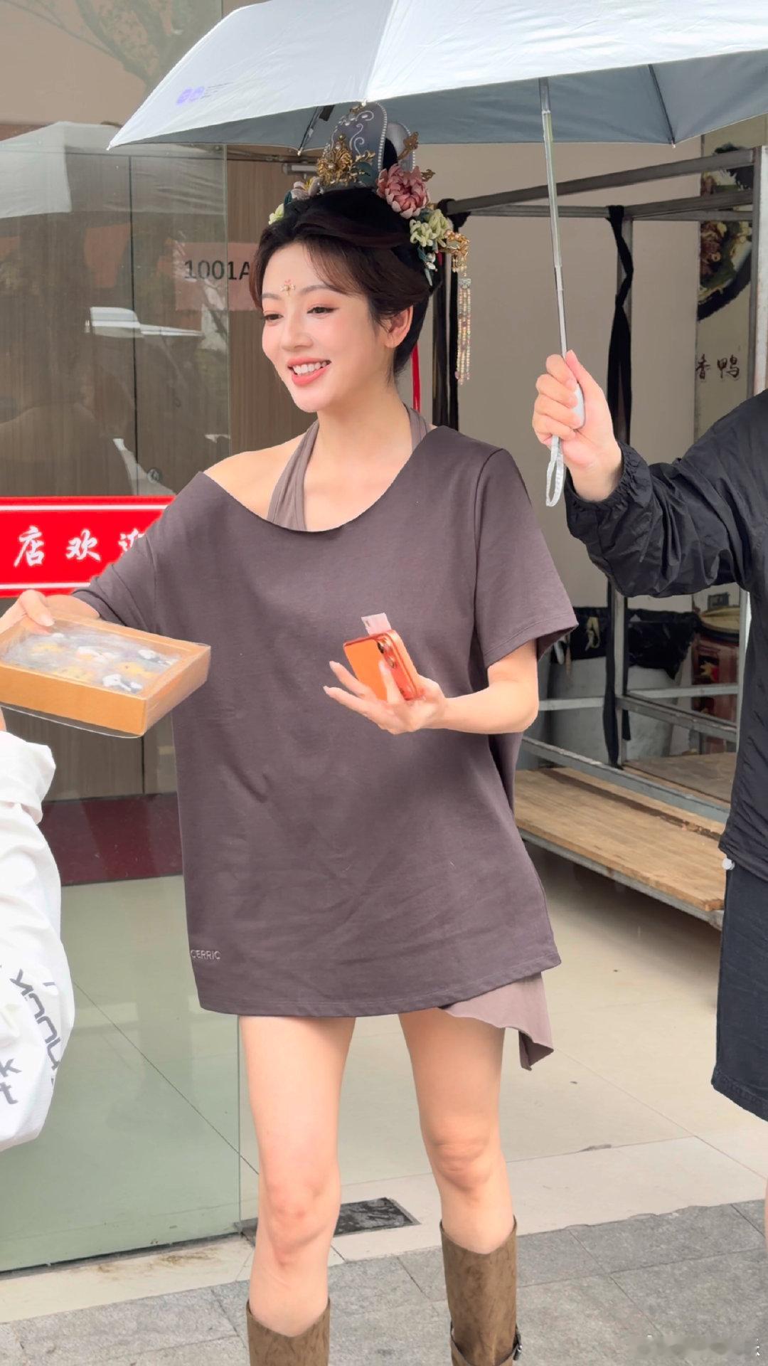 何瑞贤为野狗骨头拍落地签何瑞贤杀死剧宣比赛 暑期档剧宣内卷冠军直接锁定何瑞贤！专