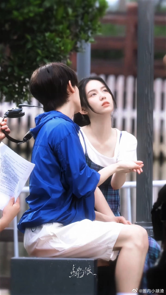 娱乐镜头模糊也挡不住周也的美氛围感美貌根本不受画质限制，就算镜头糊成一片，镜头模