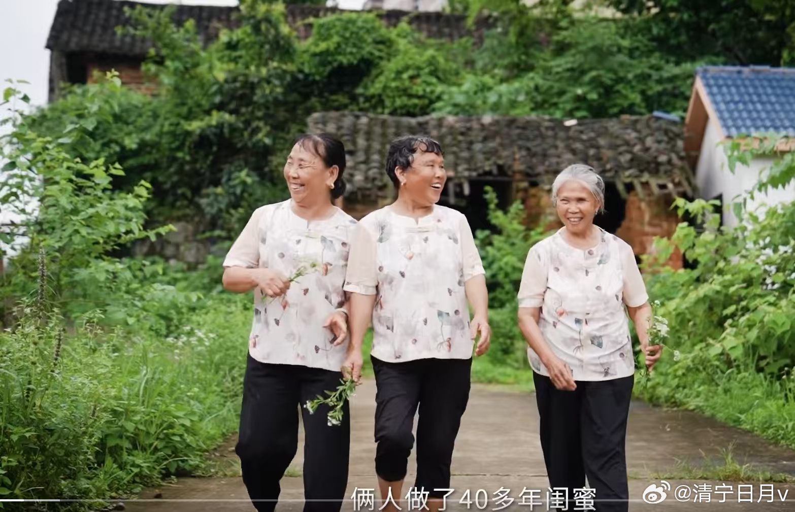 一个年轻人返乡，顺手带回的不只是购物方式，是一个更鲜活的故乡。村里嬢嬢们从不敢买