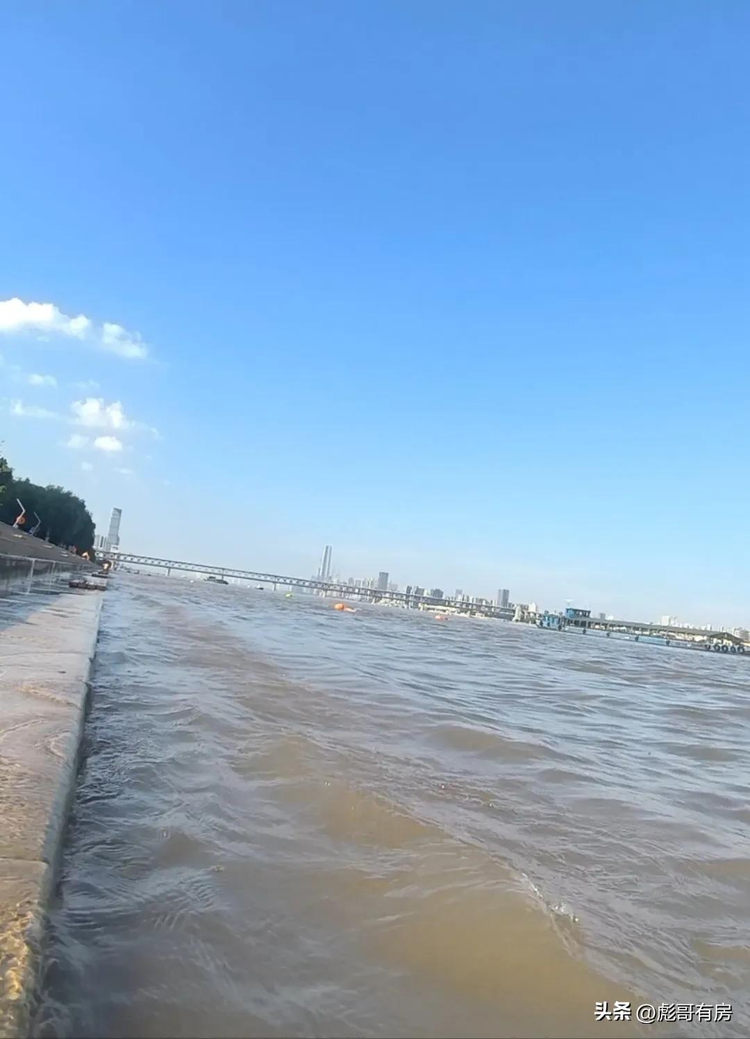 最近很火的武昌南湖边一个项目，大部分营销人都喜欢拿外校说事，拿一二手房价格性价比