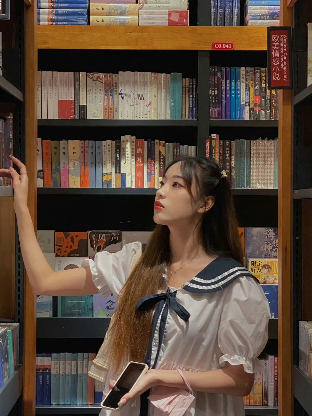 🎞️书店拍照氛围感绝了去书店买书 顺便拍了几张照片书店里的暖黄灯光好有氛围有点