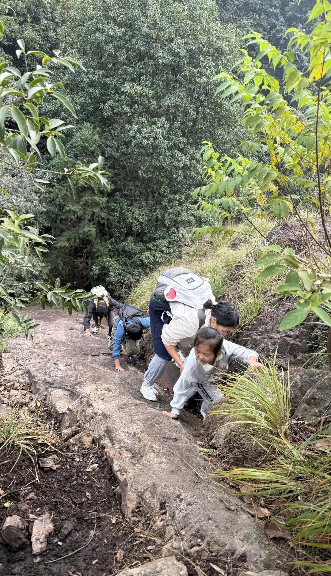 上虞萝岩山
萝岩山位于浙江省绍兴市上虞区，介于丰惠镇与驿亭镇之间，东西延绵十多里