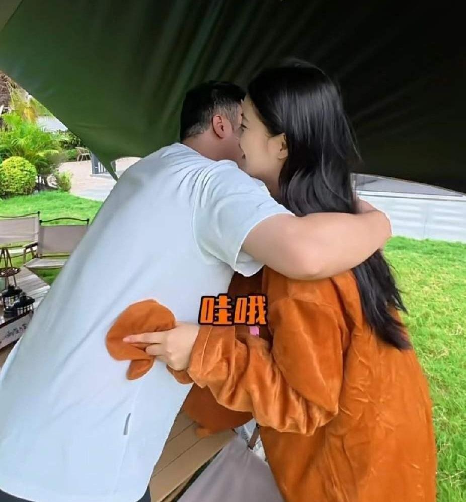 秋圆CP塌了，不是感情崩了，是剧本被掀了。
3小时卖1.2亿，靠的是对视三秒、擦