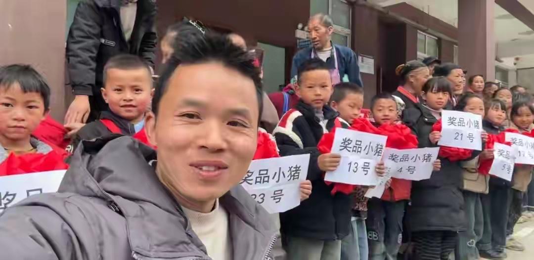 26岁女子在医院上夜班，82岁爷爷提前赶去接她，见到孙女满脸笑意，“爷爷每天接我