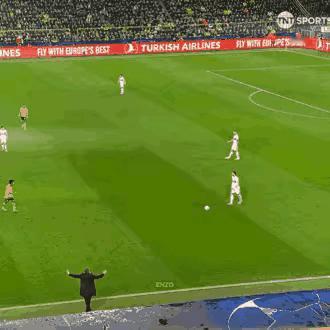 姆巴佩“到嘴的肥肉丢了”，后卫这一脚惊世骇俗的传球，太漂亮了！姆巴佩的停球加转身