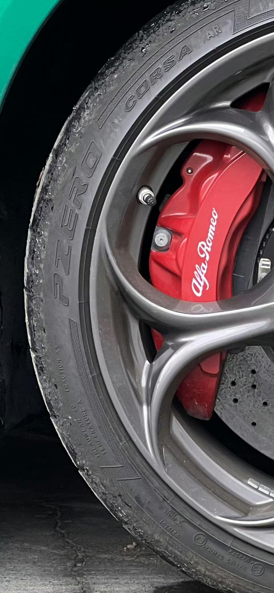 215/40R18 原装米其林PS4，8.2kg
225/40R18 马牌MC7