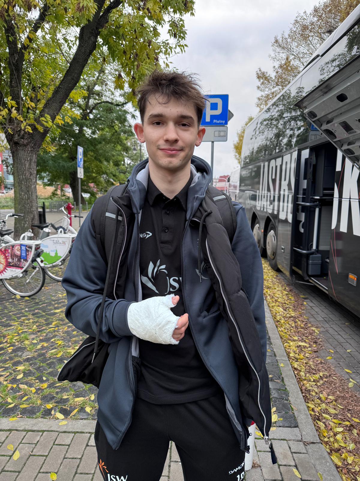 波兰🇵🇱男排小自由人格拉涅奇尼手部受伤接受手术，需要三个月时间恢复[努力][