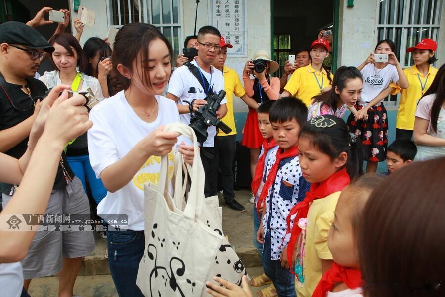 2015年花千骨剧组在拍摄地广西开展公益活动 