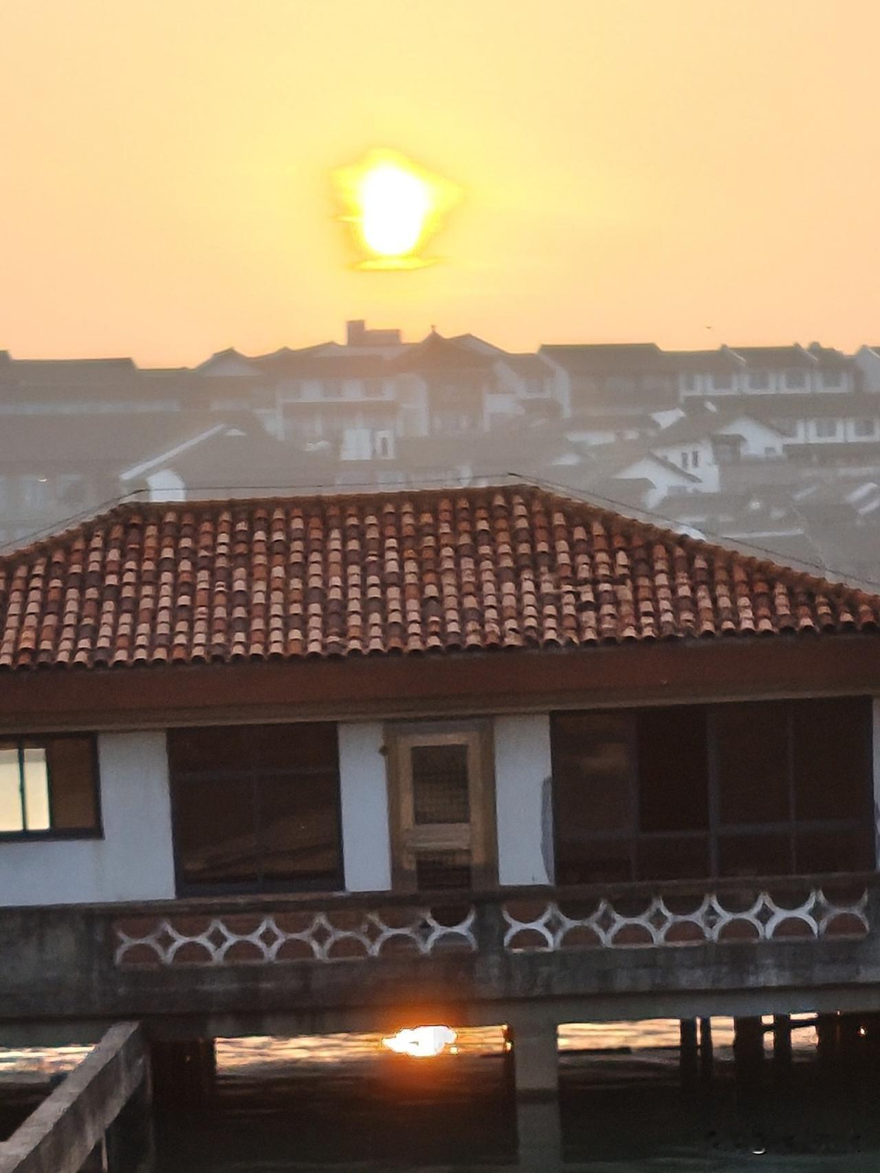 分享一张山景照片上海没有山，这是在陶都旅游时拍的照片。远处是快落山的太阳，倒映在