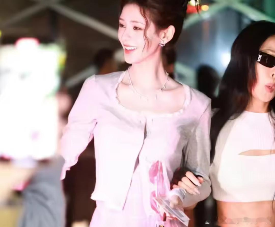 #我牵着我的女人走了啊#张予曦与袁娅维同框对我的眼睛好友好，一个甜美一个拽姐我好