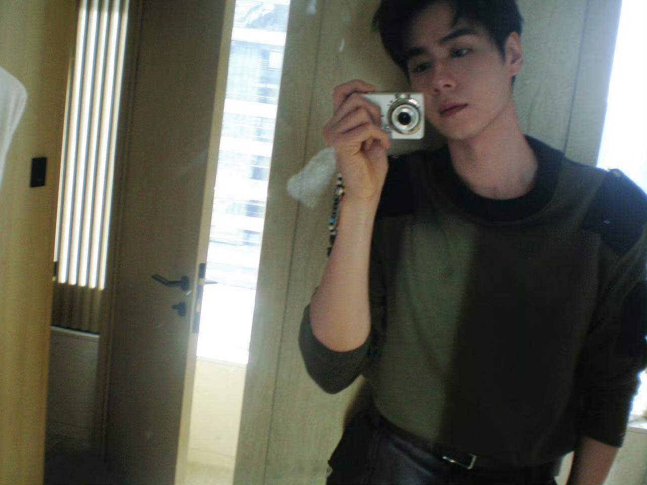 胡一天自拍，他红挺早的，这几年状态一直在线的。 