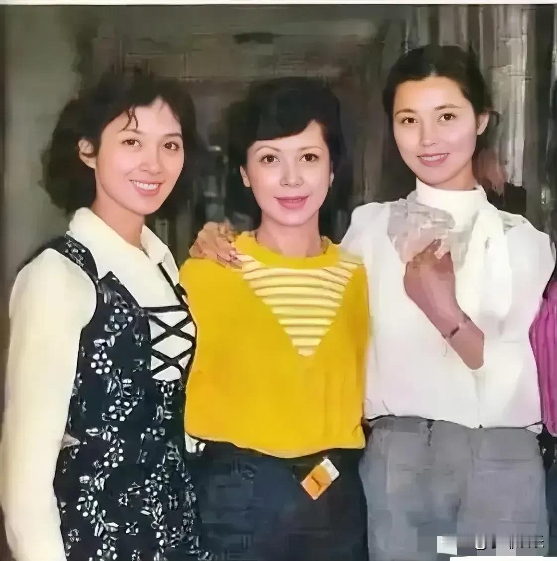 龚雪确实漂亮，但她旁边穿着白衣服的人更加光彩照人！可能是因为她高了几公分。人高气