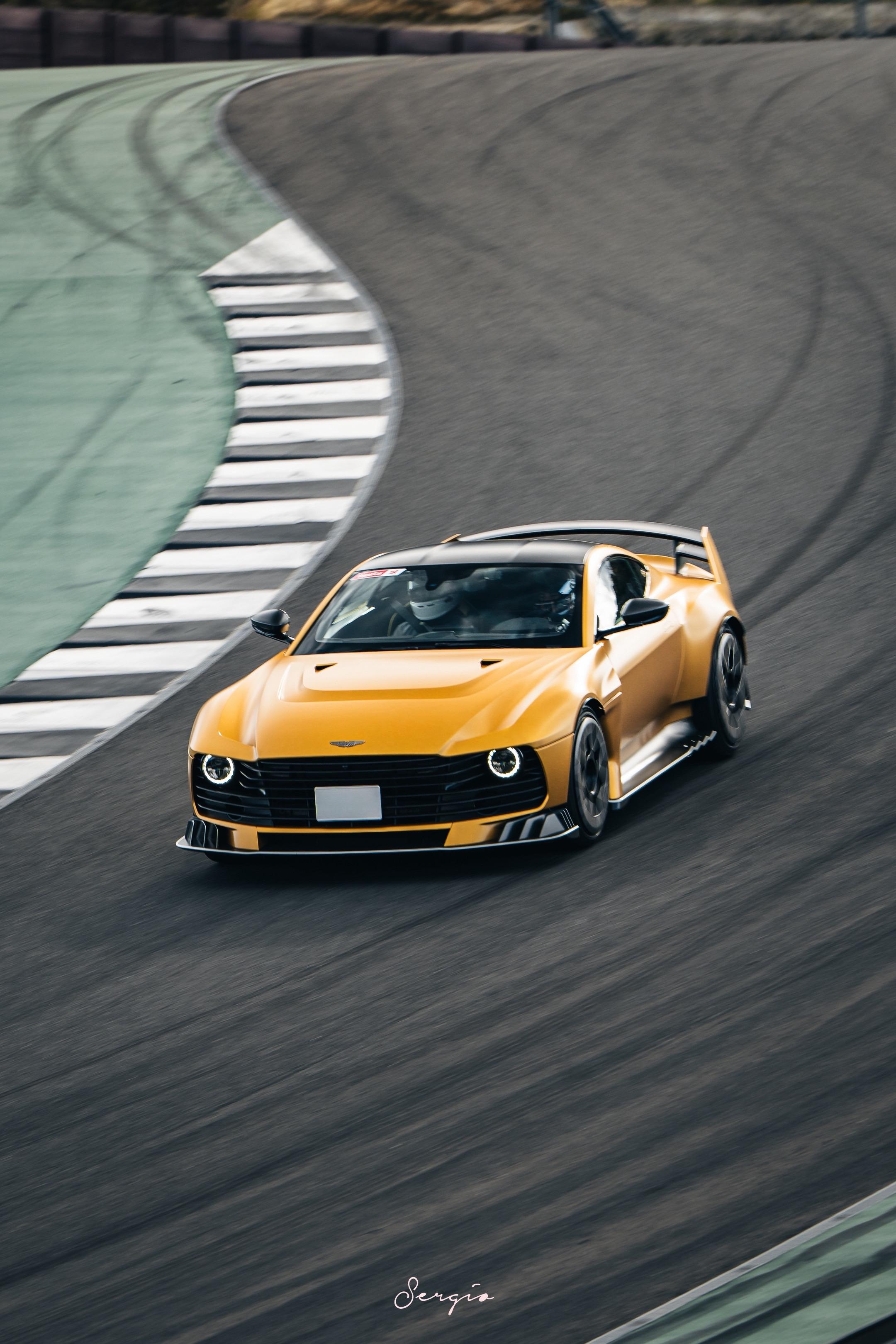 全球限量38台的阿斯顿马丁Valiant.年初在阿德见到了Valour...