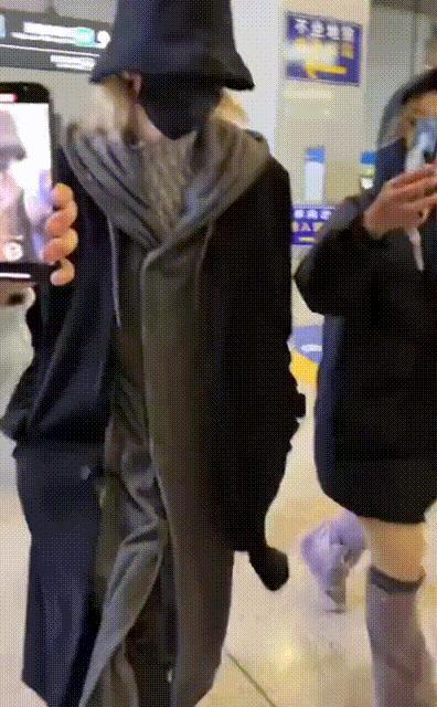 灵超机场打粉丝近日，有网友晒出灵超在机场打粉丝的画面，引发热议。有网友留言称该粉