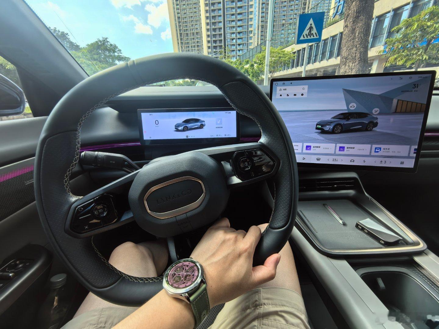 又来了一台新车——#领克07em-p# ，插混阵营20万以内运动型轿车，零百加速