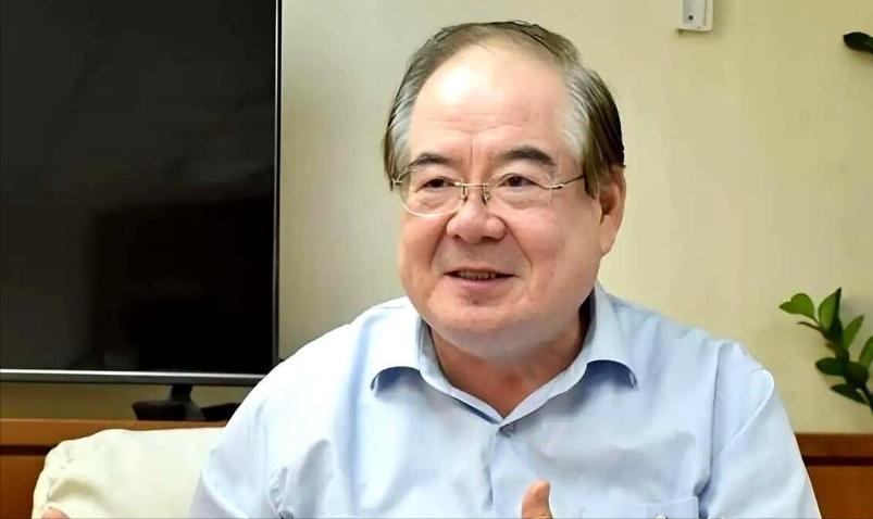 破防！77岁李乾龙拒人搀扶，徒步爬完中山陵392级台阶，落泪瞬间看哭众人

近期