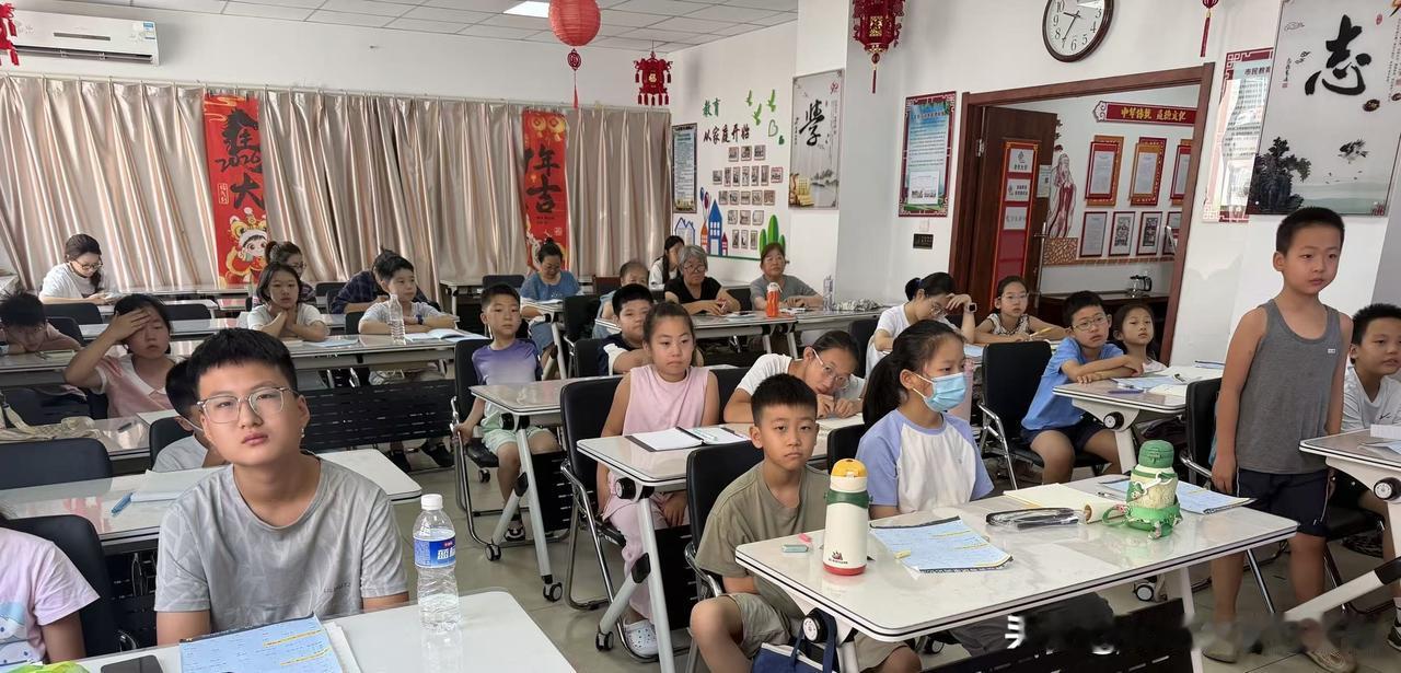 祖孙同窗学英语！万柏林区西岸社区公益课堂实现老少共学
 
万柏林区长风西街街道西