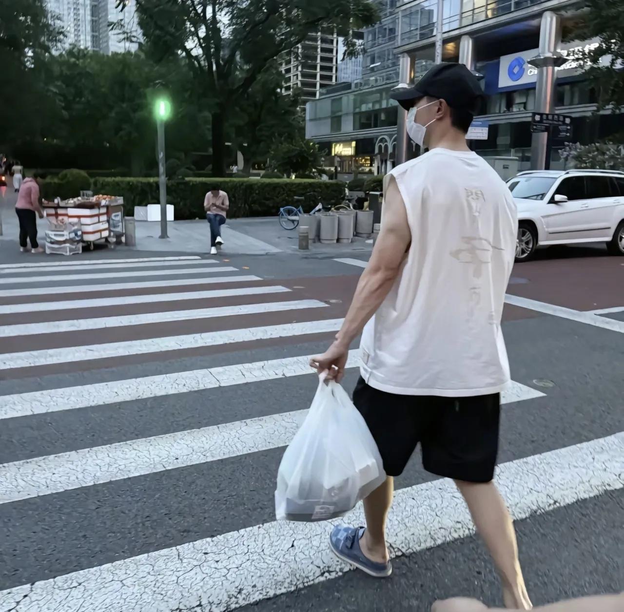 马龙下班买个菜上了热搜，这事很值得热议吗？谁说事业型男人不能顾家，一般在一个领域