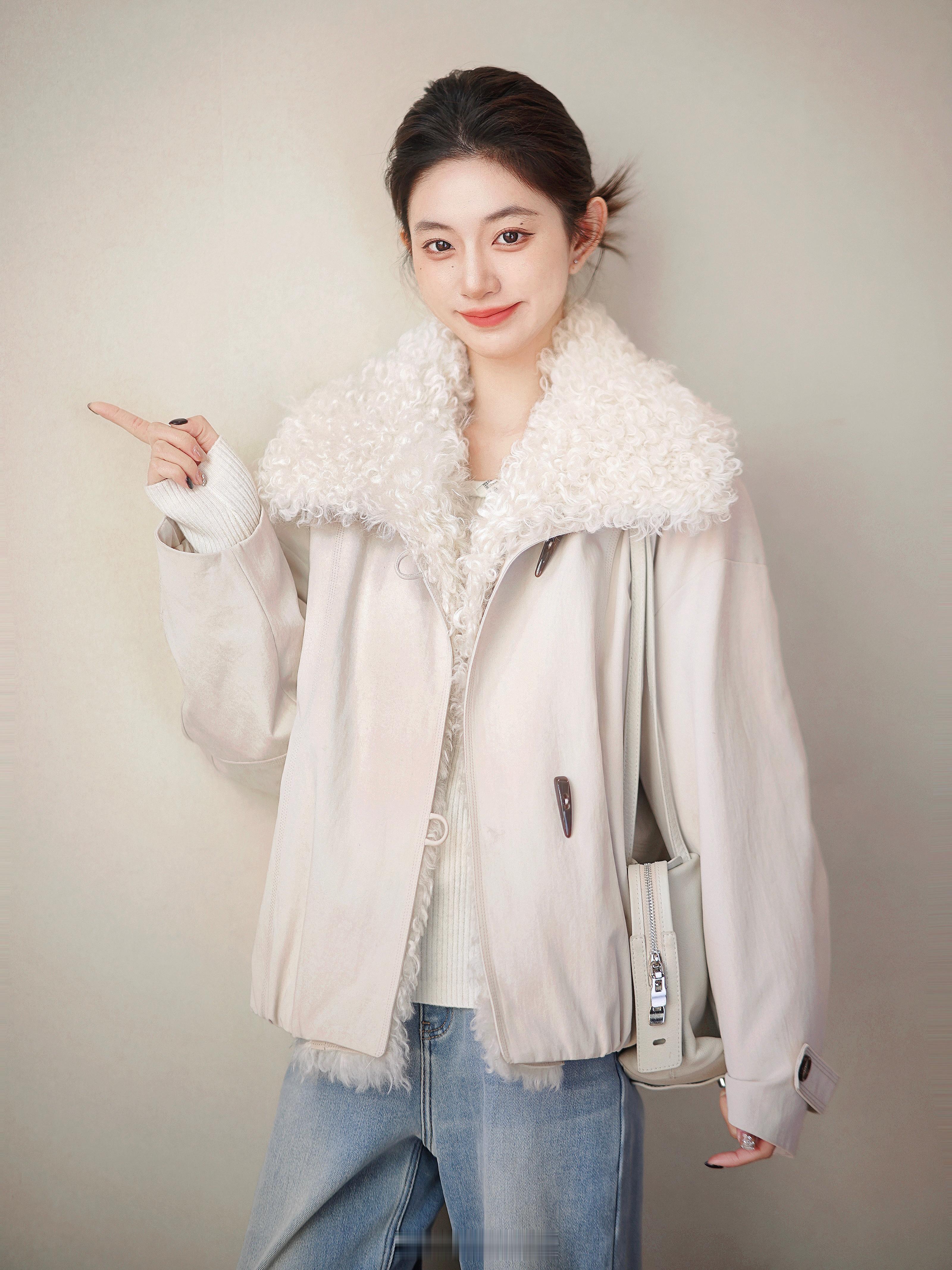 是谁对这件一眼心动了？90白鹅绒+进口托卡毛领 软糯蓬松又挡风嘿嘿 可不就是冬天