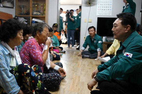 【韩国总统尹锡悦前往水灾灾区慰问群众，称自己从未见过泥石流】

韩国总统尹锡悦1