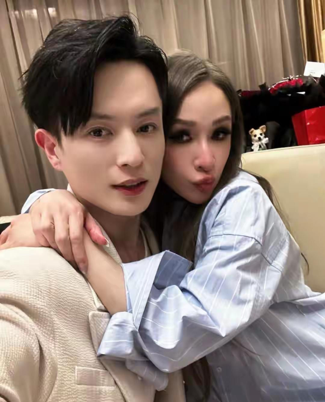 萧亚轩又收割了一个，跟她特别有夫妻相！谁能想到，她都是快五十岁的人了，竟然还能找