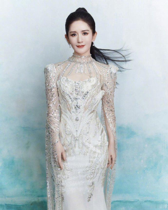 谢娜和蓝羽也太美了吧被两位姐姐的同框惊艳到！！！谢娜亮片裙高马尾活力四射，蓝羽简