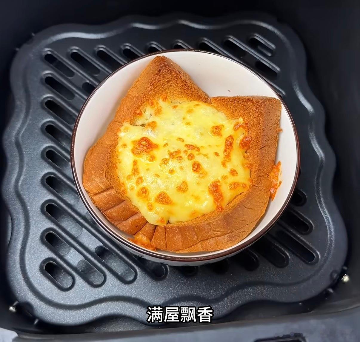 今晚的饭后加餐，给达哥复刻了这个芝士吐司碗，外酥里香（中间放了鸡蛋和火腿），达哥